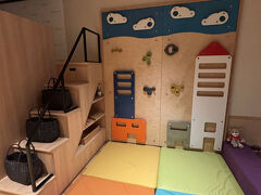 お部屋に子供用ボルタリングがあるワクワクキッズルーム　