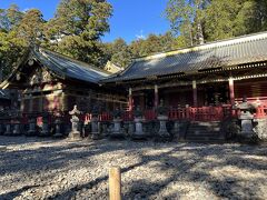 三神庫には祭りで使われる馬具や装束が収納されています。