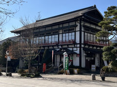善光寺郵便局は旅館・五明館の建物を利用したもので、昭和７年竣工の和風の建物。