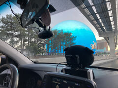 Lyftで会場マンダレイベイホテルに向かいます。
ラスベガスではLyft使い勝手良かったです。

運転手さんとっても優しくって、
さっき到着して、今回時間がなくてベラッジオの噴水や色々見に行けなくてと話をしたら
「ラスベガス・スフィア」（The Las Vegas Sphere）や