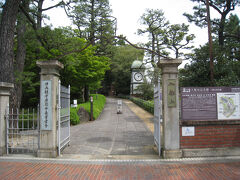 入船山記念館へ。
門の上の飾りが珍しい。