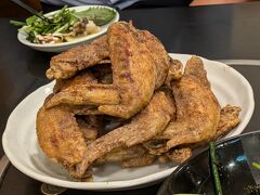 お店「世界の山ちゃん 名古屋駅東店」で食事。
名古屋名物の手羽先を注文。山盛りで出てきました。