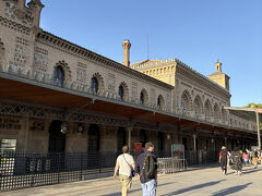 35分でトレドに到着！
ここから旧市街地まで登りなのでバスに乗ることに。
この列車から降りてバス停に並んだのは私達だけで、ちょっと不安になる。
みんな当然のように歩いて向かって行きました。