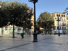 ソコドベール広場に到着！
絶対ここまでバスで来られたはず。
朝なので人がいないけど、午後は人でいっぱい。