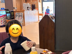 森の湯　内湯、露天風呂、陶器風呂・・・広くて気持ちいい
湯上りのフルーツ牛乳はペットボトル入り　軽食もありました