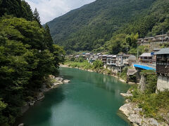 途中まではグネグネ道に加えて上り坂気味でしたが、標高が下がるにつれて走行状況は好転！
ついに祖谷渓のすぐ上まで来ました