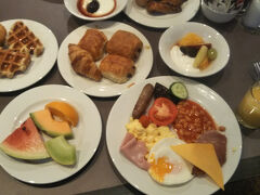 ロンドン7日目。ノボテルロンドンの朝食です。朝食会場はとてもおしゃれで、スタイリッシュ。品数が豊富で、パンや果物の種類も充実、さすが一流ホテルの朝食はレベルが高いですね。