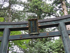 奥宮拝殿は、参道を登りきった先に現れる建物で、家康公の墓所（宝塔）を拝むための場所です。国宝に指定されており、漆黒を基調とした落ち着いた色彩と、美しい彫刻が施されています。