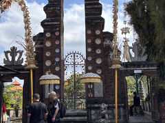 ◆ティルタガンガ

65歳以上はシニア料金でRp20000引きになるので、気になる方は証明できるIDをお忘れ無く。
と言われたけどIDを持っていなくてモゾモゾ探していたらシニア料金でいいわよって見た目で判断してくれました（笑）

お安くなった分鯉の餌でも買いましょう。
