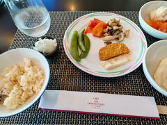 クラウンプラザホテルはANAスーパーフライヤーズ特典で朝食がつきます。鯛めしは松山風の炊き込みご飯