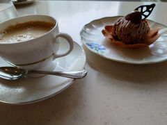 チェックアウト後、ウェルカムドリンクチケットを使って一休み。併せてモンブランを注文。朝食ビュッフェのケーキと同じと思われます。