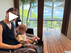 夜ご飯は「カフェプカプカ」へ！
18時過ぎに行ったんだけど私たち以外誰もおらず、のんびり過ごすことができて最高。海が見えるレストランって本当素敵…。海好きにはたまらない空間でした。
日も長かったのでずっときれいな景色を眺められたのも良き◎