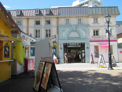 はい、もう私は撮影終わったのでホテルでのんびりします
６月は暑いです
部屋用意できてないけどホテルの椅子に座ってスマホで時間を過ごします
左のバナナジュースの店で水分補給