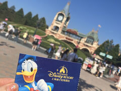 15分くらいでディズニーに到着し、エントランスまで20分ほど歩いてそこから列に並びます。
手荷物検査をして、パスポートを見せてチケットをもらいます！
インできたのは8：55！