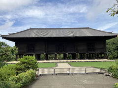 出ました。正倉院。
と言っても遠くから眺めるだけ。
それでも平日の限られた時間しか見れないので日本人観光客には見るのが難しいと思われる。