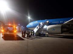 　8時間ほどのフライトでルワンダの首都、キガリに到着。流石に疲れました。

　通算119カ国目かつアフリカ大陸10番目の訪問国ルワンダ。入国時に東アフリカビザというのを取得しました。90日間有効な数次入国ビザで、ルワンダ、ケニアとウガンダの3ヵ国を観光目的で同時に渡航する際に申請できます。100US$かかり、あらかじめ準備しておいたキャッシュで支払います。

　アフリカトップクラスのクリーンな国で、プラスチック類の持ち込みが滅茶苦茶厳しいという情報があって、普段の旅行だと洗濯もの入れにビニール袋を使用していたのですが、今回の旅の為に100均でランドリーバッグをあらかじめ買っておいたくらいでしたが、意外とチェックされませんでした。