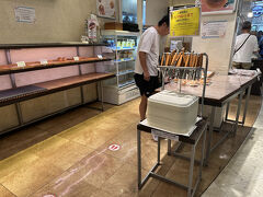 3連休初日ですから混むのは覚悟の上ですが、中央道も東名も次々に事故が発生して渋滞が悪化。
夜の閉店間際かと間違いそうですが、まだ12時過ぎの石川パーキングエリア売店のパン屋さん。棚がすっからかんに売り切れてます。エリアの遥か手前から駐車待ちの車が渋滞。