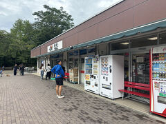 石川の先、藤野や談合坂のPA,SAも手前の路肩からすでに駐車待ちの大車列になっていました。
なんとか大月から河口湖方面に入り、谷村パーキングエリアに。駐車場はそれほど混んでいませんでしたが、ここは普段は利用客も少ないのでトイレのキャパシティーも小さい。着いたときはトイレの行列が少しでしたが、出てくると女子トイレが大行列。ちょうどツアーの観光バスが立ち寄ったようです。たぶん同じ目的地の人たち。