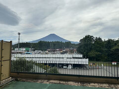 朝食後、部屋チェンジの間、また温泉に。今日は休憩室から富士山がよく見えます。