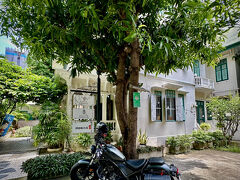 【Sriyan Tea Room（スリヤンティールーム）】

前夜や明け方に土砂降りが降った日は、最低でも翌日の午前中はスッキリしているので、

そういう日は、心余儀なく、少しだけ遠くまで脚を伸ばせる。


PS）なお平日のバンコクは、道の混み具合が半端ではなく、もう最近は週末（それでも土曜日の午前中はまだ混んでいる）にしかバイクは乗らない様になった...本当に冗談無く、バイクですら前へ進めない程、酷い...