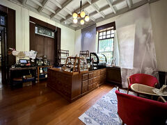 【Sriyan Tea Room（スリヤンティールーム）】

ただ、そのラーメン屋は正午オープンという事なので、その前にちょっと気になったカフェに立ち寄る事にした。