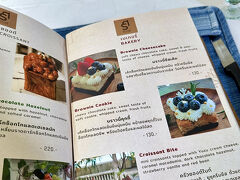 【Sriyan Tea Room（スリヤンティールーム）】

大きな一棟のコンドを中心にタウンハウスの様な、周りを壁に囲われた私有地の様な場所の一角に、この旧家を利用した素敵なカフェがあった...

最初、Googleマップの指示された場所がよく分からず、最終的には「え!?ここ!?」みたいな場所に入ってみた...


写真：ヒィ～！美味そう～～～！