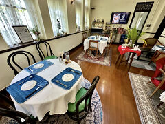 【Sriyan Tea Room（スリヤンティールーム）】

自由に使える自家用車がある...或いは「Grab／Bolt」或いは「モトバイク」でも駆使出来る方じゃないと、恐らくなかなか来れない様な場所にあった。


写真：いやぁ～静かで落ち着くわぁ、ここ...午前中とはいえ暑い中、バイク乗って来たので、既に汗ぐっしょり...ちょっと汗がひくまで、ここでゆっくりして行こう....