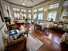 【Sriyan Tea Room（スリヤンティールーム）】

私が住む場所から約40-50分程で着いた先は、日本人が多く住むスクンビット界隈からは大きく外れ、地下鉄もBTSも通っていない事から、


写真：この空間を私が独り占め。