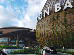 《アイコン・バリ ICON BALI》

サヌールの新しいランドマーク、アイコン・バリ
昨年の6月にオープンしたそうなので、ちょうど1年になる。