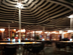 【The Village】

ヴィレッジが見えたら急に気が変わった。
ホテルの前まで行かずに、ヴィレッジの前で降ろしてもらった。