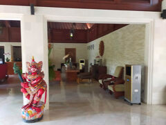 ☆グリヤサントリアン

2日ぶりのカムバック
3日前はチェックインの時に沢山クーポンをくれたのに今日は1枚もない。
ホームページからの予約とhotel.comからの予約では扱いが違うようだ。