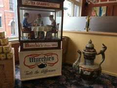 食後は「Murchie's」でティータイム。
こちらも楽しみにしていたお店の１つです。

エリザベス女王がイギリスからカナダにいらっしゃることがある場合は、こちらの紅茶を使うそうです。

チャイも気になっていたのですが、定番のマーチーズアフターヌーンティーを。

ばらまき用のお土産も購入。