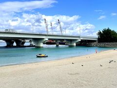 そのまま歩いて「波の上ビーチ」へ。
空港から近く、那覇市内でもきれいなビーチです。