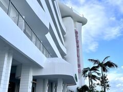 スーパーで夕食の買い出しをしてから、ホテルにチェックイン。

今回の1泊目の宿は「STORY LINE瀬長島」です。

こちらは2024年4月にオープンしたばかりで、ちょうどYahoo!トラベルでオープン記念でお得だったので選びました。

3人で泊まると1人7,000円ちょっと。
破格過ぎるのであまり期待はしてなかったのですが・・
