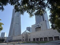 
横浜美術館に寄ってみました。
外光を取り入れたロビーが明るくて素敵です。細長い作りがパリのオルセー美術館に似ている、という声もあります。

