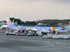 台湾初のポケモンジェット「ピカチュウジェット CI」は、胴体にピカチュウはじめ、11のキャラクターが描かれているそうです。
「そらとぶピカチュウプロジェクト」に参加しているこの機体は、 2022年10月から約5年間運航されるということです。
また乗れる日は来るのでしょうか^^