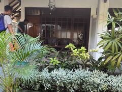 ④パダンバイ編からの続きです。

最終目的地、サヌールに到着。
ホテルはウィラサナイン。Trip.comからの予約、5泊34,000円ほど。
最初に案内された部屋は1階でラッキー！と思ったものの、暗くて日の当たらないお部屋。こりゃないよー、って2階の日当たりの良いお部屋に変更してもらいました。この部屋だと１００％クレーム出るでしょ～。