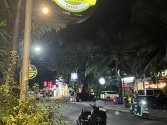 一旦、部屋に戻って今日はホテル近くのコチラで夜ゴハン。