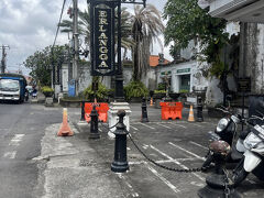 クリシュナの隣にエルランガって同じようなお土産物屋さんが並んでます。