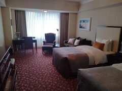 2025年9月某日（１日目）
朝からの大雨のなか、朝10:00ちょうどに自宅前にハイヤーが到着、帝国ホテルへ送ってもらいました。初めてハイヤーに乗りました。メーターを気にしないでいいのは快適です。

帝国ホテルには予定通り11:10に到着。ホテルでベルのお迎えがあり、なんと、そのまま、部屋へ案内されました。実は、ツアーの行程外で、ランデブーラウンジでの、アフタヌーンティーを11:30で予約しており、それまではロビーで待つつもりでいたので、これはうれしいです。

部屋は、ツアーで用意された部屋は、インペリアルフロアのデラックスルームです。フロアに客室係の和装のホテルスタッフがほぼ常駐しています。
