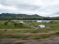 ウランバートルから約40km東に走り、トゥール川(Tuul River)に架かる橋を渡りテレルジ国立公園に入りました。ガイドさん説明によれば、川沿いに見えるゲルは観光客向けの宿泊施設だそうです。周辺には草原が広がっています。