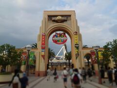 2泊3日の関西旅行　2日目はUSJへ！

予算圧縮のためEXパスを買わずに行ったので
朝イチから並んで入りました。
早起き頑張った！！

そして…
1日目の万博と比べて、
2日目のUSJは『 大 満 足 』です！！

希望のものは全て出来ました～☆

たぶん…
けっこう空いていたのだと思います。
万博の方に人が流れてたのかも。