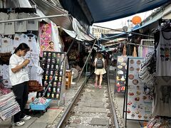 メークローン鉄道市場(タラード・ロム・フッブ)