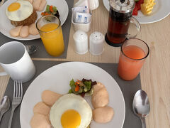 ◇5日目 快晴

朝食はナシゴレン

やっとプールに入れました。
誰もいないプールは気持ちがいいけど水が冷たいのが難点。

14時ころまでホテルでのんびり過ごし散歩に出かけます。