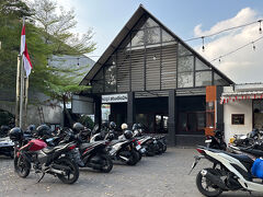 15時 洗濯物乾くまで遅めのランチ
今度はおととい行ったレストランの隣

ここはカフェだからなのか
お客さんほとんどが若い人

ここにあるバイクすべて
おそらくその若者たちのモノ