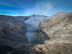 8月13日 水曜 夜中出発の
ブロモ山ツアーから
ホテルに戻ったらお昼

火山灰を歩いたり
クレーターのぞいて
ガスまみれになったり

全身汚くなったので
シャワー浴びてランドリーに行く