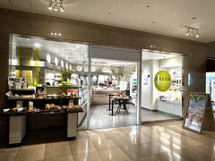 千葉・舞浜『ヒルトン東京ベイ』1F【FRESH CONNECTION】

テイクアウトデリ【フレッシュコネクション】のエントランスの写真。

【フレッシュコネクション】は、ショップでお持ち帰りが
できるだけでなく、客室から注文してお部屋にデリバリーすることも
可能です。

＜営業時間＞
・ テイクアウト　11:00～22:00
・ 客室へのデリバリー　17:00～22:00

※ 客室へのお届けをご希望の場合は、デリバリー料を
別途頂戴しております。
※ テイクアウト店舗のため、ヒルトンオナーズ割引、HPCJ、
ダイヤモンドクラブを含む各種割引は適応されません。
（客室へのデリバリー含む。）

https://tokyobay.hiltonjapan.co.jp/restaurants/takeout-fresh-connection