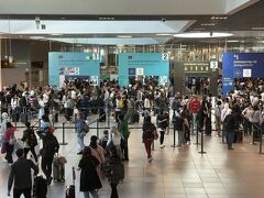 リスボン空港では入国審査に２時間以上かかりました。