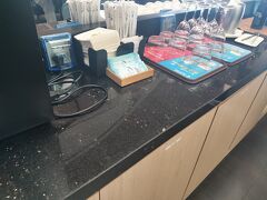 シルクの店があってどうしてもほしいから、一旦冷静になるためにラウンジへ。
ラウンジ初心者の私はわくわく。しょーもないことだけど、お酒が弱いけど好きで少しだけ試したい人なので、自由に注げるの何気にありがたい（でもバーにも憧れる）
たくさんラウンジはあったけど、今回私が搭乗するゲート最寄りの中国東方航空ラウンジをppで。gate77らへんです。エスカレーターで2階に上がるとあります。表示もかなりでてる。