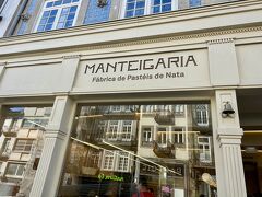 街歩きしているとクレリゴス教会そばに有名なエッグタルトのお店マンテイガリアがあったので寄りました。ガラス張りで店内でエッグタルトを作っているのを覗ける開放感のある店舗です。